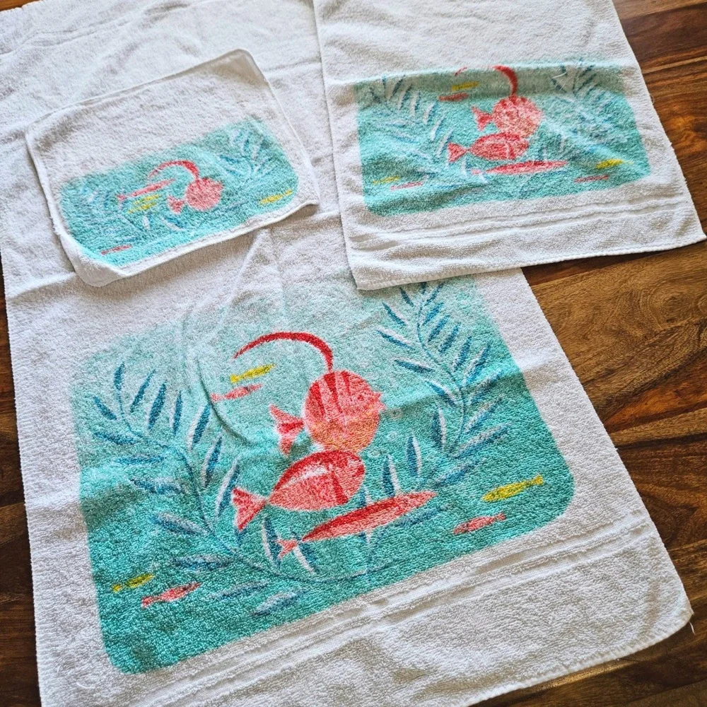 Vintage Cone 3pc Bathroom Towel Set White Teal Red Fish Coastal MCM Retro Kitsch